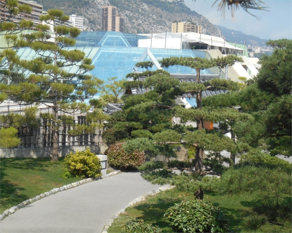 Grimaldi Forum Monaco vu du Jardin japonais 