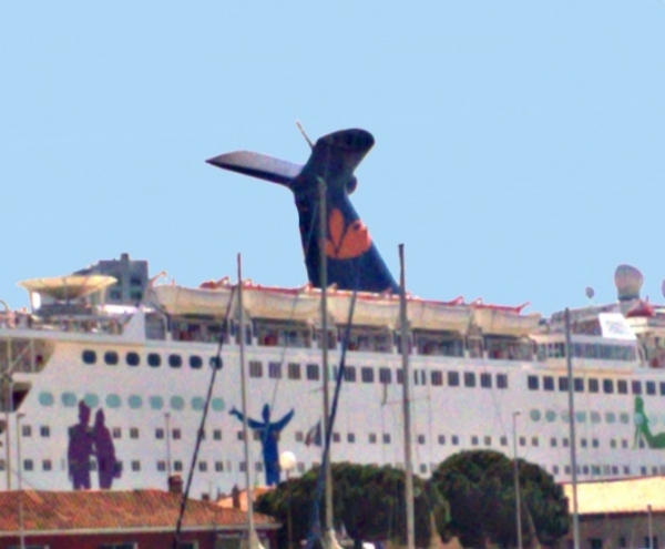 PAQUEBOT CROISIERISTE AU PORT DE TOULON.