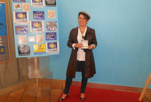 ARIELLE, une peintre d'exception en France, ici au Pôle Exposition Sud Côte d'Azur. Elle a obtenu la Médaille de Peintre d'Excellence Talent des Arts d'Aujourd'hui 2015 