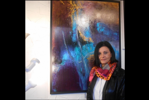 la peintre Emilia OLIVIERIO devant une de ses oeuvres abstraites. Déja primée par ailleurs 