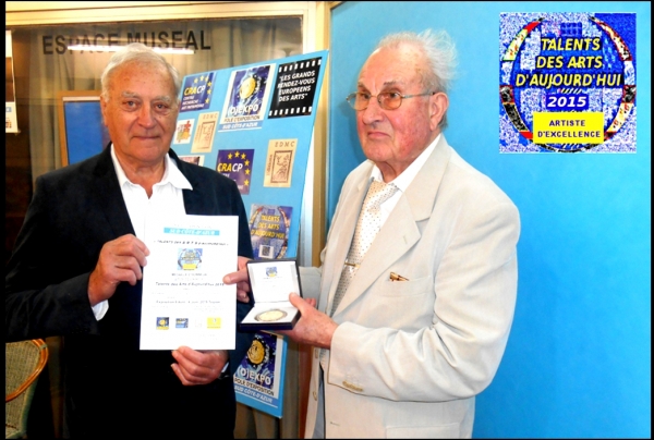Le maître Georges CASTILLE, peintre,  sculpteur, plasticien. Recoit le Diplôme d'authentification de sa Médaille 