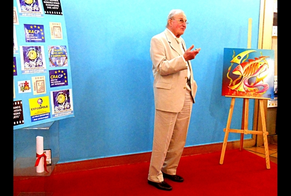 Ici le maître Georges CASTILLE expliquant sa démarche artistique au Pôle Exposition Sud Côte-d'Azur. 