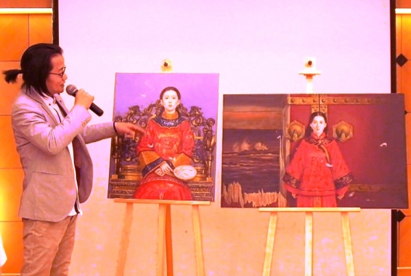 le peintre chinois Fang MIN expliquant à PEKIN sa démarche artistique et son style