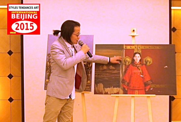 le peintre chinois Fang MIN expliquant à PEKIN sa démarche artistique et son style