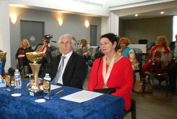 Une vue du Jury, ici Annie d'HERPIN peintre et Alain DELIC, peintre vice-président du Jury, lors des cérémonies de remise des Prix des GRANDS PINCEAUX DE FRANCE à CANNES en Avril 2016.