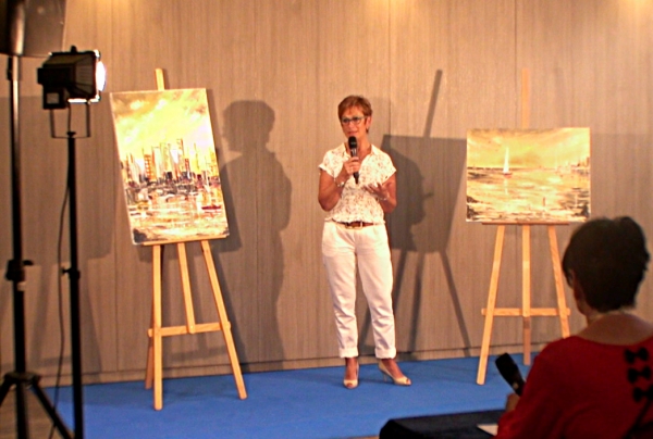 Isabelle GELI , Grand Pinceau de France, pendant la présentation-concours des styles a expliqué avec succès sa démarche esthétique et son style devant le Jury et le public attentif à CANNES