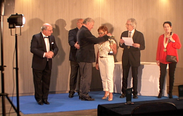 Isabelle GELI recevant le Trophée avec Médaille de Grand Pinceau de France à CANNES 2016