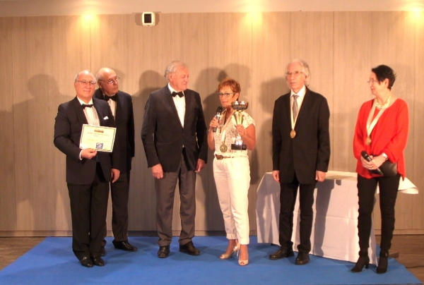 Isabelle GELI recevant le Trophée avec Médaille de Grand Pinceau de France à CANNES 2016