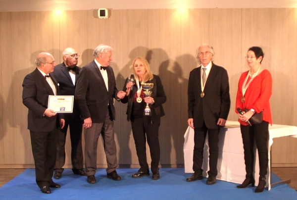 Marie-France BUSSET, obtient à CANNES le Trophée avec Médaille de GRAND PINCEAU DE FRANCE.