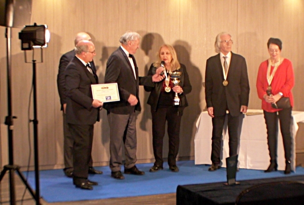 Marie-France BUSSET, obtient à CANNES le Trophée avec Médaille de GRAND PINCEAU DE FRANCE.