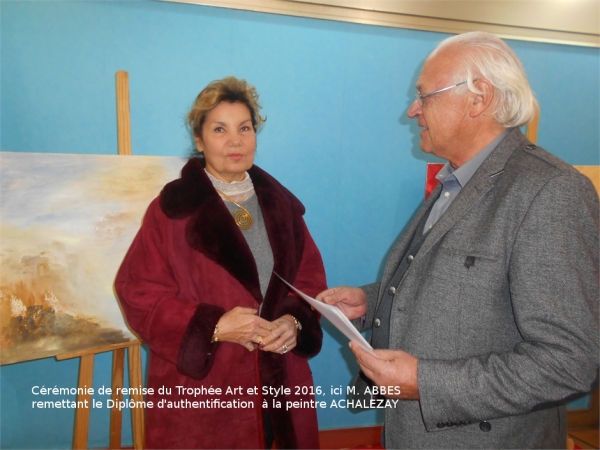 Ici la peintre Achalezay, lors de la cérémonie de remise du Diplôme d'Authentification du Trophée 2016