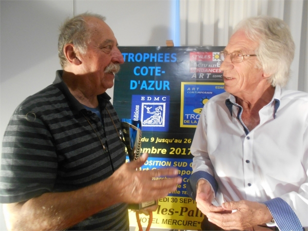 François BAZIN BIDAUD sculpteur, parlant de son oeuvre au Président du Jury Alain DELIC qui lui a remis le Trophée Côte-d'Azur Art Contemporain 2017 à Hyères-les-Palmiers