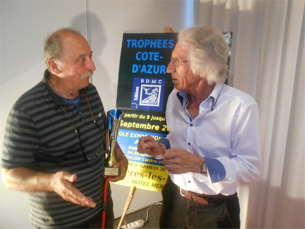 François BAZIN BIDAUD sculpteur, parlant de son oeuvre au Président du Jury Alain DELIC qui lui a remis le Trophée Côte-d'Azur Art Contemporain 2017 à Hyères-les-Palmiers