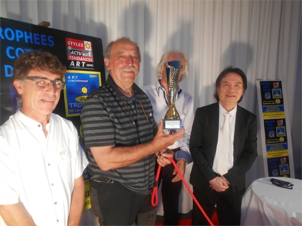 François BAZIN BIDAUD sculpteur, entouré du Jury présentant son Trophée Côte-d'Azur Art Contemporain 2017 obtenu à Hyères-les-Palmiers