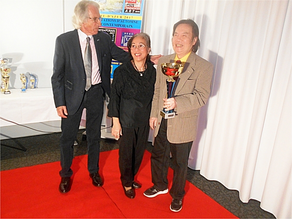 Alain DELIC Président du Jury et Mme et M. VAN LONG, peintre créateur de la peinture en cloisonné tactile 