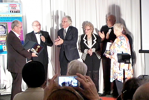 Remise de la plaquette d'honneur commémorative du XXeme Anniversaire du Choeur JUBILATE par les Editions EDMC