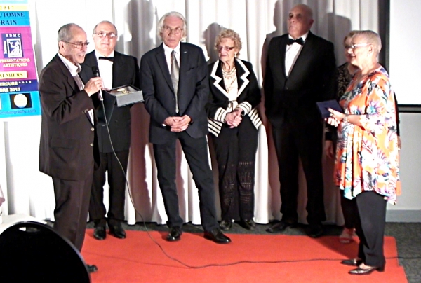 Remise de la plaquette d'honneur commémorative du XXeme Anniversaire du Choeur JUBILATE par les Editions EDMC