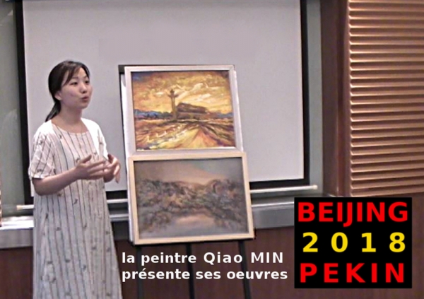 La peintre Qiao MIN présentant son style pictural lors du 