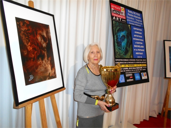 La peintre Betty de Rus à reçu le Trophée Commémoratif de l'Hommage pour son Exposition-Hommage 