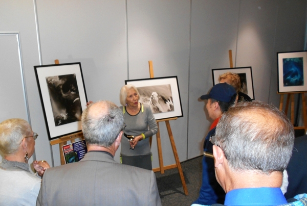 Betty de Rus lors de son Exposition-Hommage 