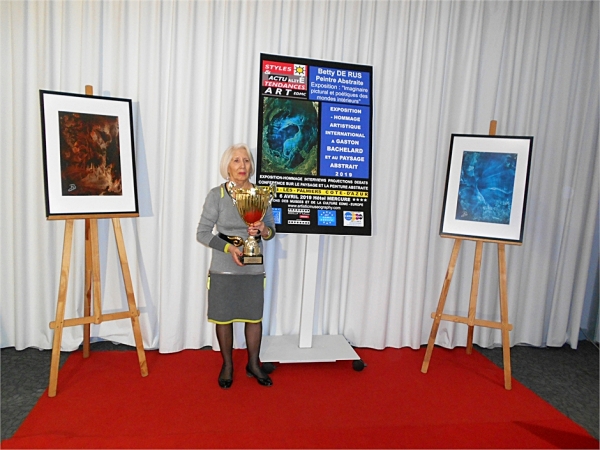La peintre abstraite Betty de RUS lors de son Exposition-Hommage