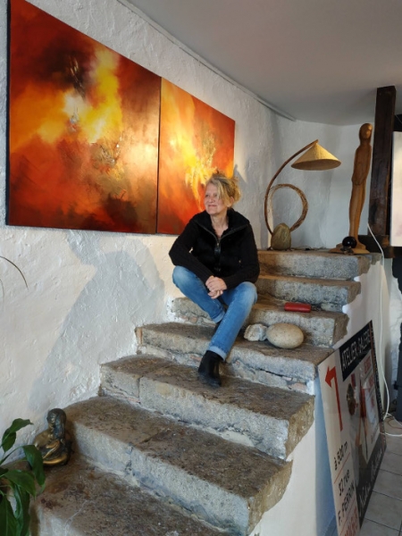 Nadine BERTULESSI, peintre, dans sa galerie à Morestel en Isère.