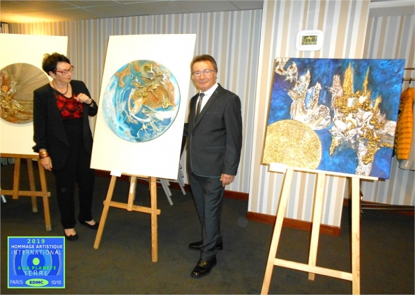 Présentation des tableaux de l'Exposition-Hommage, le peintre Cazorla-Cazo et Annie d'Herpin, peintre, déléguée du Comité de l'Hommage