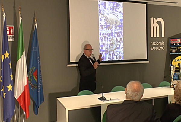 Le critique d'art Antoine Antolini , à Sanremo commente le style d'une oeuvre de Jacqueline Morandini, peintre 