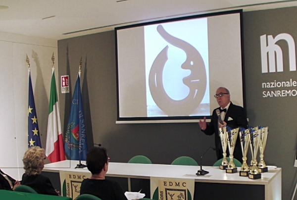  Antoine Antolini, critique d'art, analyse l'esthétique de l'oeuvre 