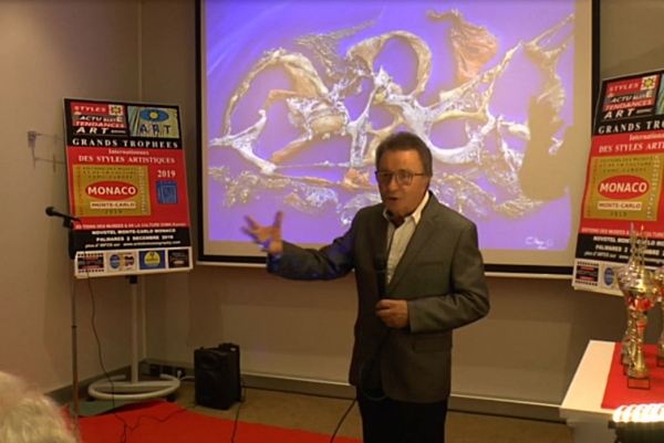 CAZORLA-CAZO, peintre présente ses oeuvres et techniques, sa démarche artistique, ici à Monaco devant le Comité du Jury.