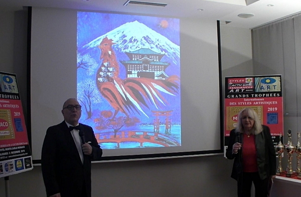 Marie-France BUSSET, peintre présente ses oeuvres et techniques, sa démarche artistique, ici à Monaco devant le Comité du Jury, en présence du critique d'art Antoine Antolini.