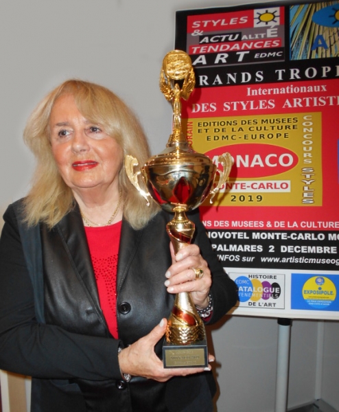 Marie-France BUSSET, peintre, lauréate du Palmarès, ici à Monte-Carlo, lors de la remise à l'artiste du Grand Trophée International des Styles Artistiques Monaco 2019. 