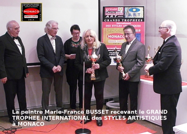 Marie-France BUSSET, peintre, lauréate du Palmarès, ici à Monte-Carlo, lors de la remise à l'artiste du Grand Trophée International des Styles Artistiques Monaco 2019. 