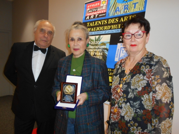 De gauche à droite au Palmarès à Hyères-Les-Palmiers: Eugène GERMAN co-président du Jury, la photographe Annie PINARD-BLANDEL, Médaillée Talent des Arts d'Aujourd'hui 2020, la présidente du Comité du Jury Annie d'HERPIN. 