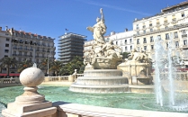 La place principale de Toulon est la Place de la Liberté, le Pôle d'Exposition est situé à une trentaine de mètres de cette magnifique place,dans la Galerie Marchande CARROUSEL 