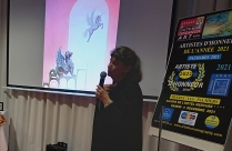 Nicole Meunier présentant devant le public son oeuvre “Appel du Cœur”