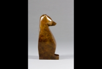 “Prosper” – vue de profil. Ours, bronze patiné. Fonte Paumelle. Edition originale numérotée. 40 h x 18 l x I9 p. Oeuvre de Marie Louise Sorbac. Collection de bronzes “absolues”