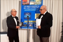 Le critique d'Art M. Antoine Antolini (ici à G) et le Président du Comité du Jury M. Eugène German, lors des cérémonies d'attribution des Awards Européens des Arts 2022 Salon Dali Hôtel Mercure **** à Hyères-Les-Palmiers Côte-d'Azur 