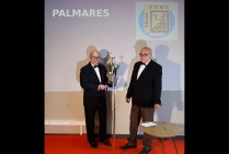 Cérémonies du Palmarès, le Jury attribuant à la sculptrice Marie-Josèphe BALVET le Trophée d'Excellence dans les Beaux-Arts et la Création 2023 