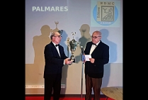 Cérémonie du Palmarès 2023 - Attribution par le Jury  du Trophée d'Excellence dans les Beaux-Arts et la Création 2023 à Nadine BERTULESSI, artiste peintre Lauréate du Palmarès.