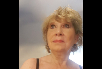 Jeanne SIMON a été distinguée par le Comité du Jury pour son style pictural et le contenu signifiant de ses tableaux, elle a obtenu le prestigieux Trophée International de la Création dans les Beaux-Arts 2025. Lauréate du Palmarès.   