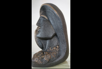 ''La Belle''. Bronze. (H.55 cm). Le sculpteur Roland GONZALES, sait jouer avec les formes, leurs équilibres, leurs harmonies. Il a su ajouter à ''La Belle'' une grâce et une douceur intemporelles, créant un visage archétype, une référence d'art statuaire.