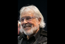 Le sculpteur Roland GONZALES, par son savoir expérimenté de la diversité des matériaux, de leur réactivité, est devenu au fil des années avec un parcours artistique d'exception un Maître éminent de la création et de l'esthétique statuaire.  