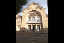 La splendide salle de la Halle aux Grains de SAINT-JUNIEN, avec sa façade historique, parfaitement conservée, l'édifice a été construit à la charnière du XIXe et XXe siècle, entre 1899 et 1902.