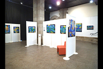 Vue de l'exposition de l'artiste peintre Michel MARANT, dans la salle de la Halle aux Grains de SAINT-JUNIEN, Haute-Vienne.