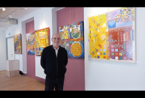 L'artiste abstrait Gérard SUISSIA lors de son Exposition de peinture 