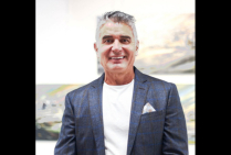 Louis JULIEN est un artiste unique à notre Époque à peindre un ressenti aussi puissant de la transcendance, avec des visions abstraites intuitives de mondes hors du temps. La spiritualité spontanée qui s'en dégage aurait plu à Kandinsky. 