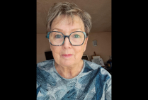 Annie d'HERPIN, après avoir maîtrisé au fil des ans la peinture florale, elle la fait évoluer par la finesse et délicatesse de ses aquarelles. Celles-ci traduisent la vie, ainsi tiges et pétales sont souvent exprimés et révélés dans leur liberté naturelle