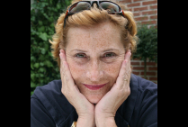 Catherine FEFF, Artiste Peintre Muraliste, a su embellir par sa technicité et sa sensibilité de peintre les froides architectures. Lauréate du Concours national du Centenaire, elle transmet et fait partager par ses créations son amour de la nature.   