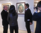 Lors de sa visite, propos d'analyse esthétique d'Antoine ANTOLINI,conférencier d'art, sur l'oeuvre de Sachiko MATSUNO, 